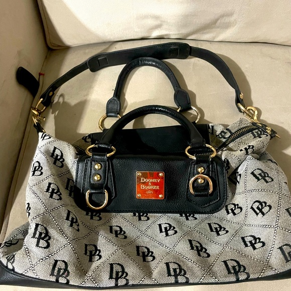 Dooney and Bourke handbag - Picture 2 of 6